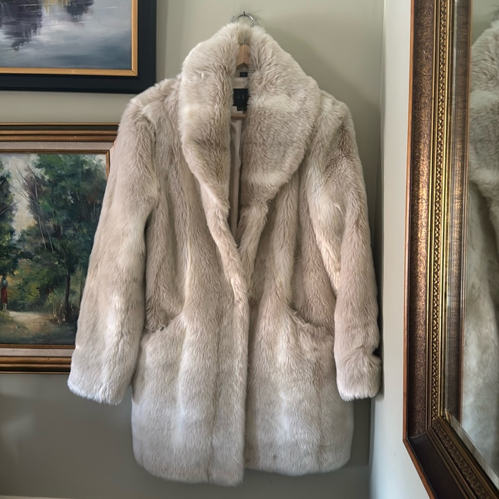Faux Fur Gorgeous Winter Whites Animal Coat Jacket Comfy Size M Medium Apres Ski